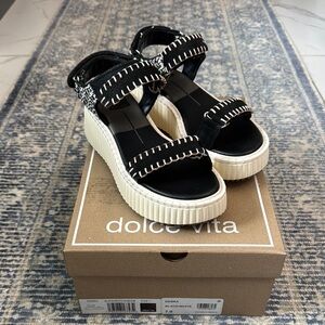 Dolce Vita Black and Cream Sandals with Chic Design